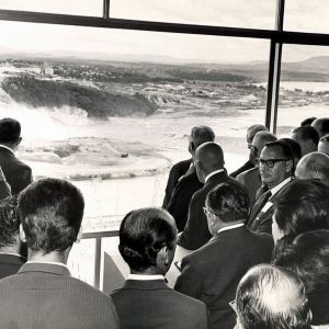 Inaugurao da Usina de Furnas com autoridades observam a barragem do Mirante da Usina - Maio 1965 - 