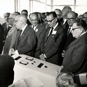 Inaugurao da Usina de Furnas. Presidente Castelo Branco ( dir.) diante de painel de controle - Maio 1965 - 