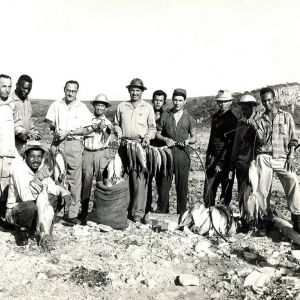 John Cotrim (em p, o quarto da esq. para dir.) e pescadores no leito do rio Grande aps o fechamento dos tneis de desvio - Janeiro 1963 - 