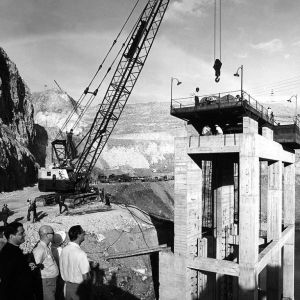 John Cotrim observa as obras da Usina de Furnas. - 