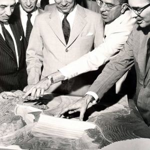Presidente Juscelino Kubitschek (centro) examina a maquete da Usina de Furnas - Outubro 1959 - 