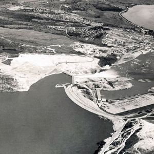 Vista area da barragem e do acampamento da Usina de Furnas - Maio 1965 - 